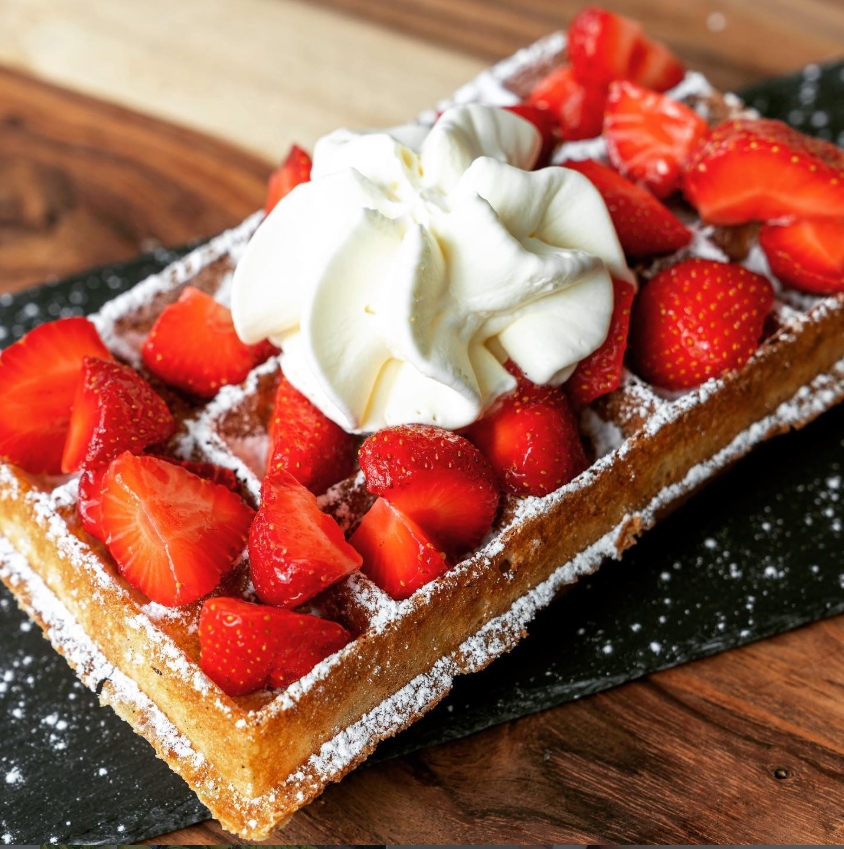 Wafel met verse aardbeien en slagroom